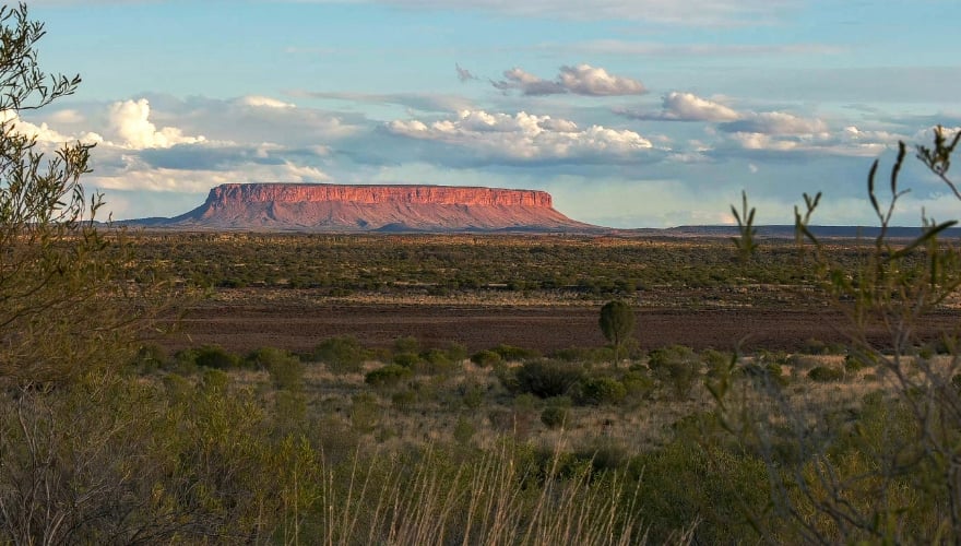 Mount Conner in het Noordelijk Territorium van Australië bij zonsondergang