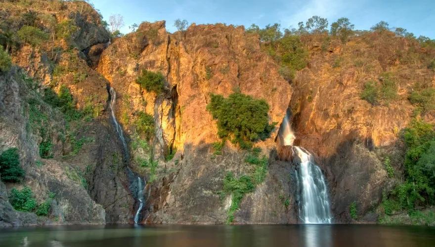 Les époustouflantes chutes de Wangi au coucher du soleil dans le Parc National de Litchfield près de Darwin dans le Territoire du Nord