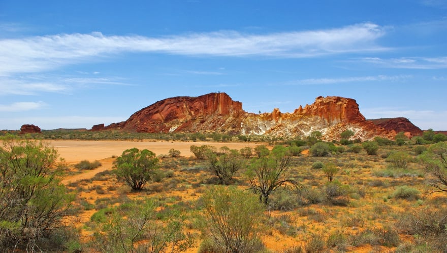 Rotsachtige zanden van de Rainbow Valley, in de woestijn van Red Centre, Zuidelijk Noordelijk Territorium, Australië