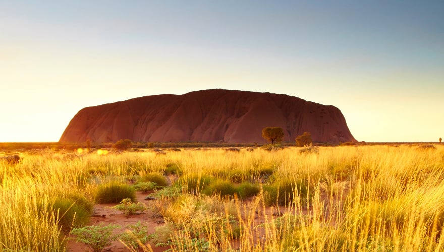 De dageraad breekt aan over het Uluru-Kata Tjuta National Park, in het hart van de Australische Outback