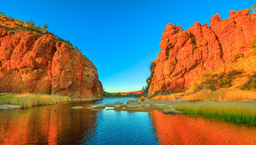 Schilderachtige Glen Helen Gorge in West MacDonnell Ranges, Northern Territory, Australië