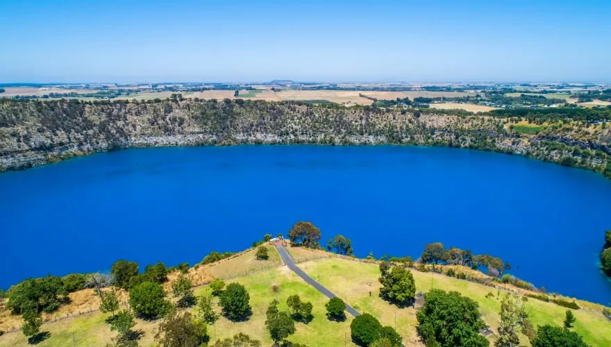 Der blaue Kratersee am Mount Gambier, Südaustralien