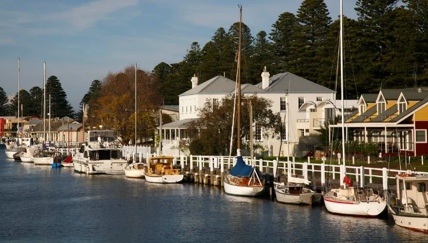 Alte Flussstadt mit angelegten Booten, Port Fairy, Südaustralien