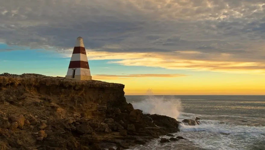 Obelisk, historisches Wahrzeichen am Cape Dombey während des Sonnenuntergangs, Robe, Südaustralien